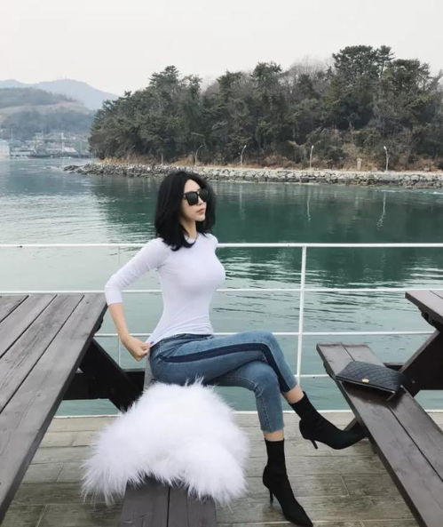 抖音短发女神走红,白色紧身打底太撩人,网友一眼万年