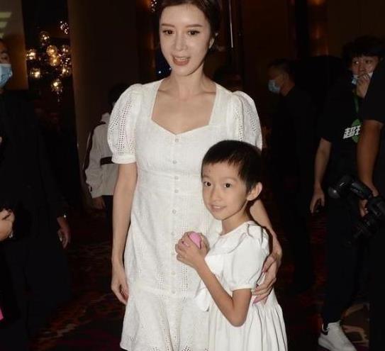 45岁女神金巧巧携女儿亮相,女儿剃寸头像个假小子,她仍风韵犹存