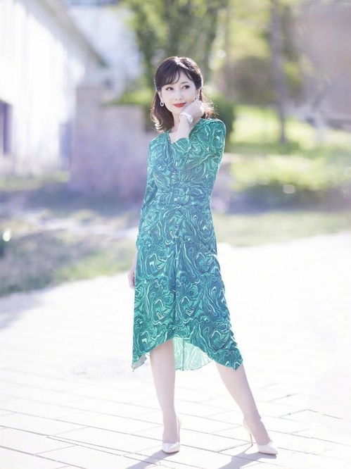 赵雅芝是优雅女人的代表,穿绿色扎染长裙也不花哨,反而很高贵