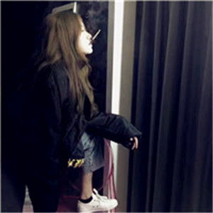 寂寞抽烟的女生头像伤感孤独单身女人