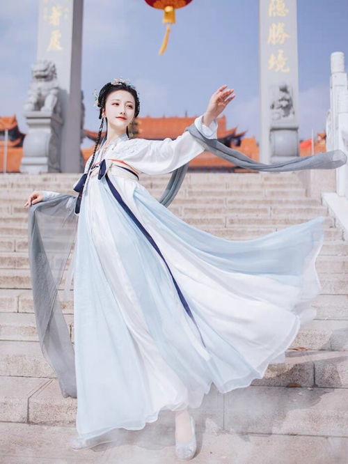 女子cos西游记中玉兔精,一袭汉服走在国外街头,外国人纷纷围观