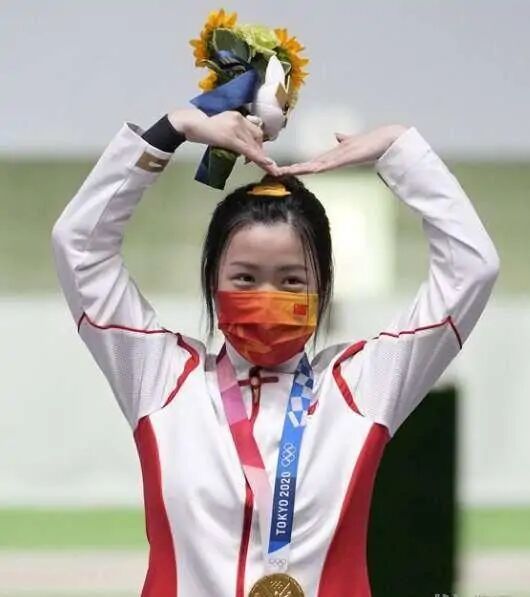 浙江00后女孩杨倩再获一金果然,指甲越粉,拿枪越稳