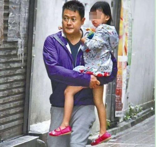 他和女友修成正果时,却劈腿小20岁美女,今50多岁胖的无人识