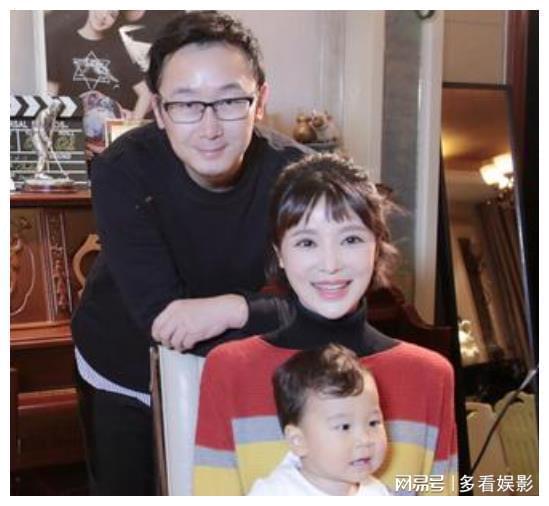 他曾向秦岚求婚4次,被拒后娶12岁央视主持人,如今成人生赢家