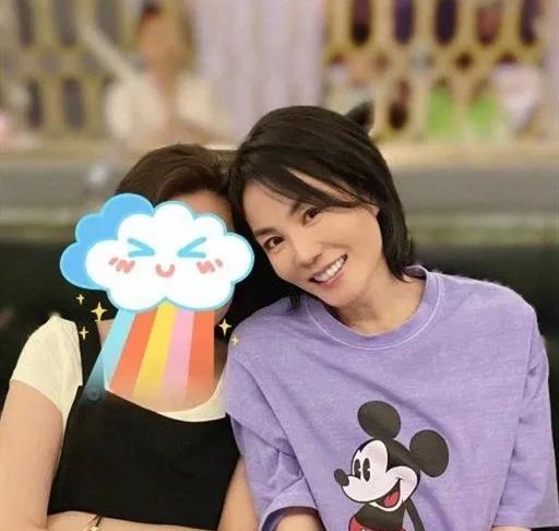 50岁王菲近照曝光竟嫩过14岁女儿她的冻龄全靠打扮