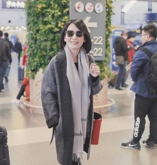 俞飞鸿真的不漂亮,没有了聚光灯和修图,满脸褶子很显苍老