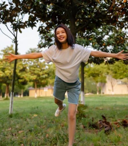 李沁瘦成纸片人,害怕不接戏增肥看清吃啥再也不羡慕她瘦