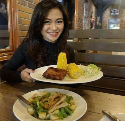 儿子晒出与妈妈合照,50岁妈妈被当成女友,儿子这是我亲妈