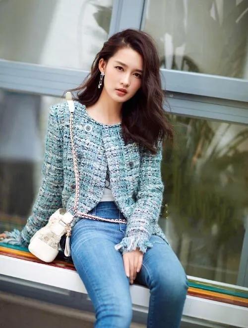 李沁优雅出镜,条纹连衣裙超凡脱俗,这腿不是一般女孩纸可比