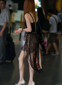 街拍吊带低胸黑色包臀美女,气质出众,高挑身材