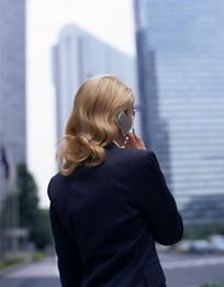 高楼大厦边打电话金发欧美西装女子背影下载738507