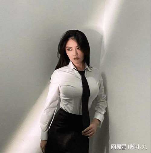 徐冬冬的确不负众望,黑色丝袜搭配白色紧身衬衣大秀制服风韵