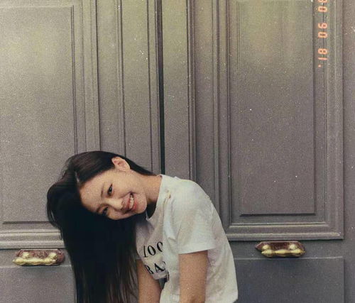jennie最新私服,化身香奈儿粉色女孩,黑色丝袜也能穿出高级感