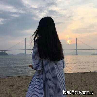 两个女孩享受美食,都说女孩子特别爱吃,随时随地,见美食就开心