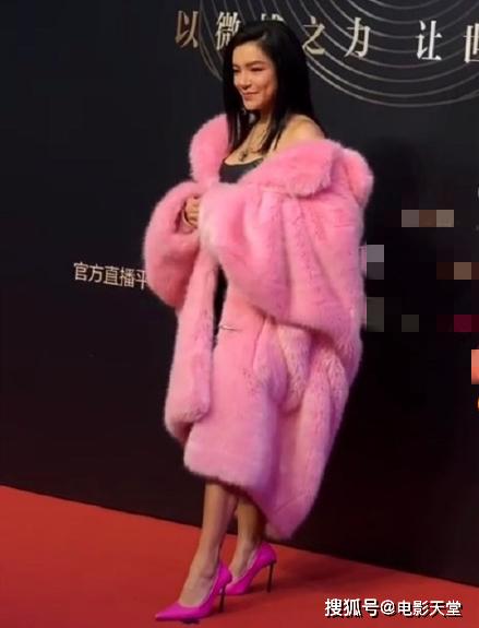 微博之夜好多女星穿粉色,郑爽美不过吉娜,更有人不忍直视