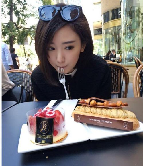 论女星的小鸟胃她很能吃,每次都要吃两个蛋挞