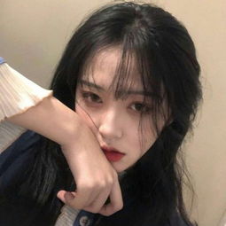 爱情里被思念围绕的女生图片