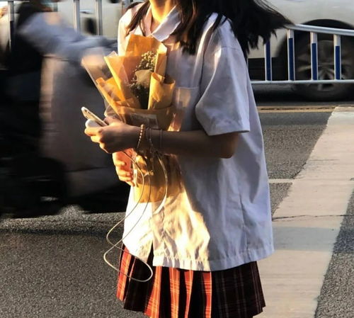 要手捧鲜花地奔向你,总不能两手空空吧