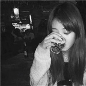 伤感头像女生冷淡喝酒痛苦的女生样子也是比较拽的