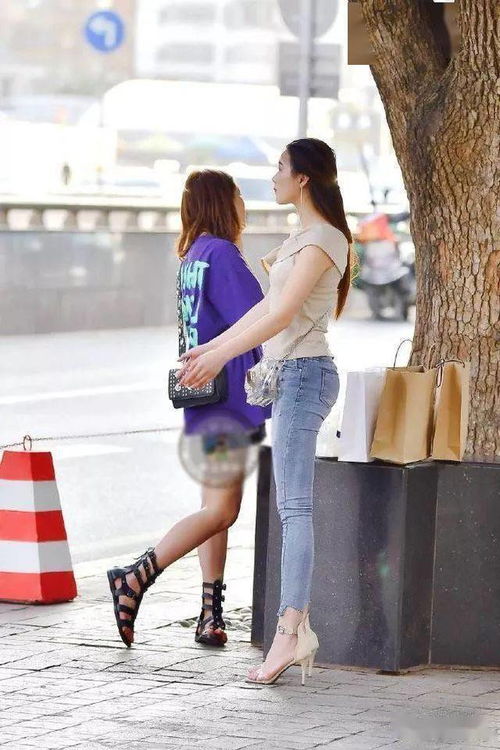 端庄秀丽的牛仔裤美女,突显温婉柔美的气质,连背影都充满女人味