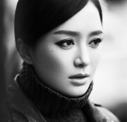 秦岚曝光了一组黑白写真大片,化身忧郁少女诠释百变造型