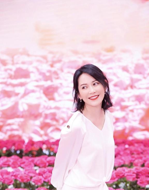 48岁俞飞鸿果然是不老女神,波波头搭配白色连衣裙,真减龄