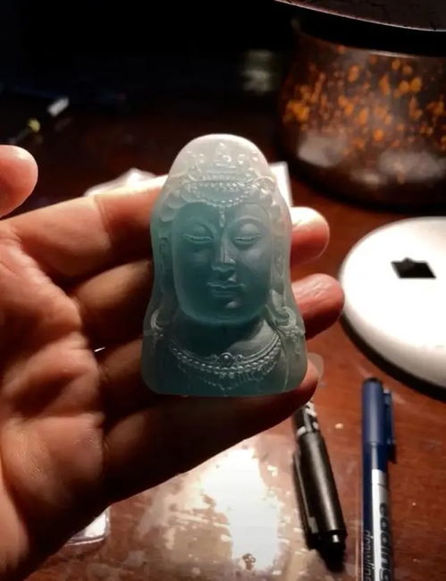 翡翠冰蓝底一种独特的颜色搭配及其象征意义和选购技巧全面解析