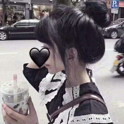 00后可爱小女生侧身图片