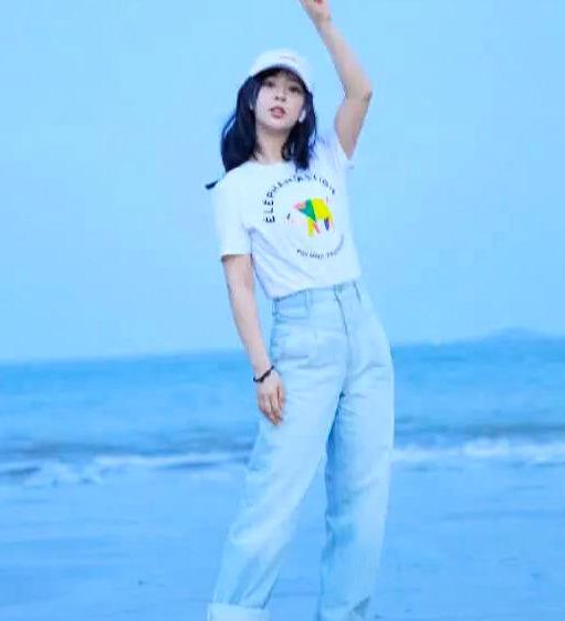 杨紫海边漫步,时尚感爆棚,被赞元气少女