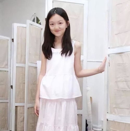 王菲女儿李嫣,兔唇消失气质很美,涂上红唇彰显女神范