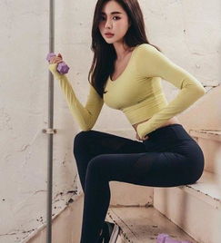 街拍优雅迷人的紧身打底裤美女,衬托出女性优美的曲线