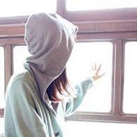 戴帽子与衣服相连的侧面帅气女生非主流头像