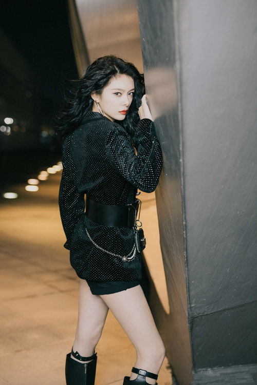 傅菁拥有女团身材任性,穿西装裙玩下衣失踪,漫画腿让人服气