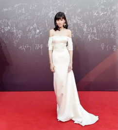 连成龙都佩服这位靠腿上位的姑娘