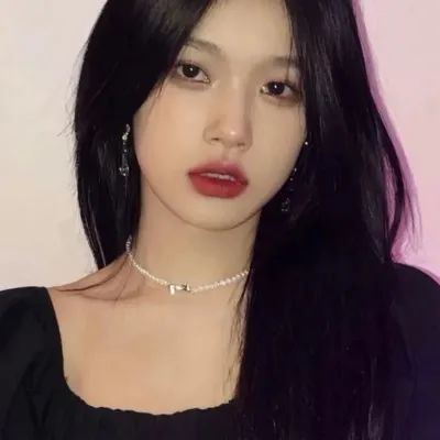 女生头像温馨提醒频繁聊天会产生恋爱的错觉.