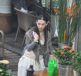 张柏芝片场凸肚拍戏频繁换装辣妈似少女