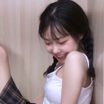 哥哥,我们两个吃了同一个糖,你女朋友不会生气吧