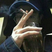 黑白伤感颓废风格的抽烟男头颓废十足
