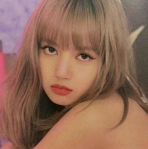 lisa为了更女生一直留长发,当她回归剪成短发后,粉丝炸锅了