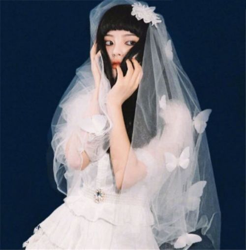 火箭少女烟熏妆,杨芸晴酷帅,孟美岐高冷,看到杨超越暗黑萝莉