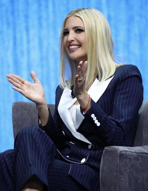 乌克兰夫人换风格气质大变头发拉直穿娃娃领小黑裙,太像伊万卡