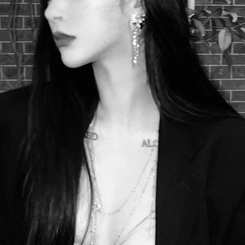 高级质感黑白女生头像