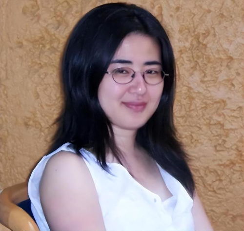 回顾天才少女13岁上北大,学成出国嫁老外,婚后满头白发受质疑