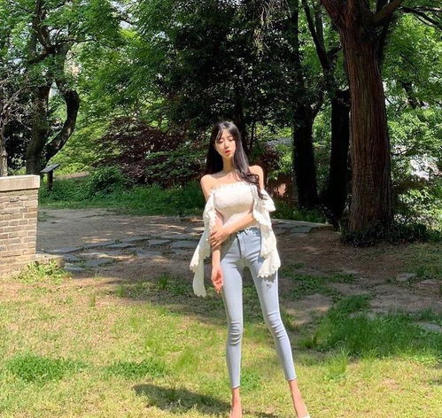 街拍美女牛仔裤营造浪漫唯美的魅力,更显优雅大方的气质