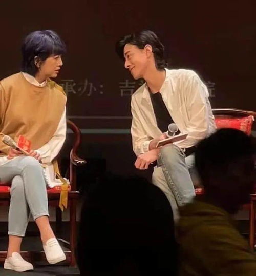 江珊罕见亮相舞台,衬衫叠穿卫衣很时髦,50女人的穿搭榜样啊