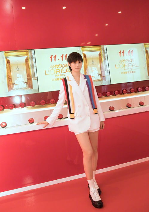 李宇春大方秀美腿,穿白色衬衫配拼接羽绒服,个性中凸显霸气