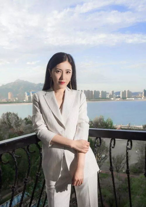 换了穿搭风格的曾黎好惊艳,条纹西装配阔腿裤,43岁美得太高级