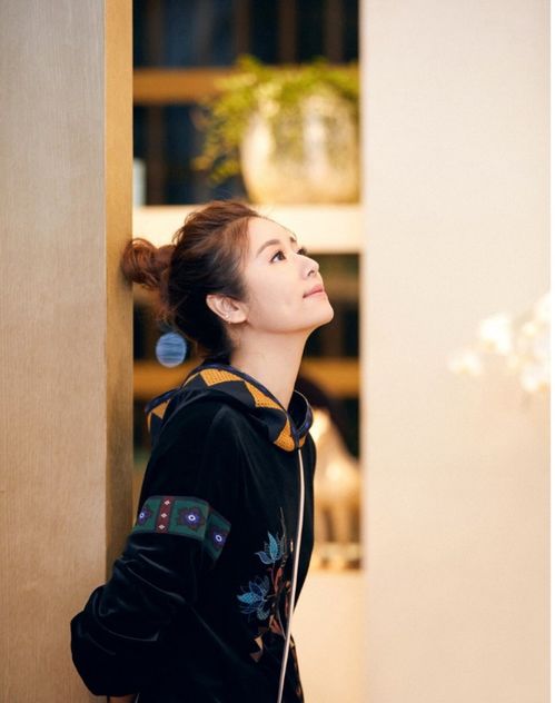 林心如真是不老女神,穿卫衣搭配丸子头减龄时髦,穿出贵妇感
