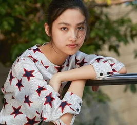 小s大鼻孔女儿长成大美女首登杂志,却被中了基因彩票的星二代们秒杀了