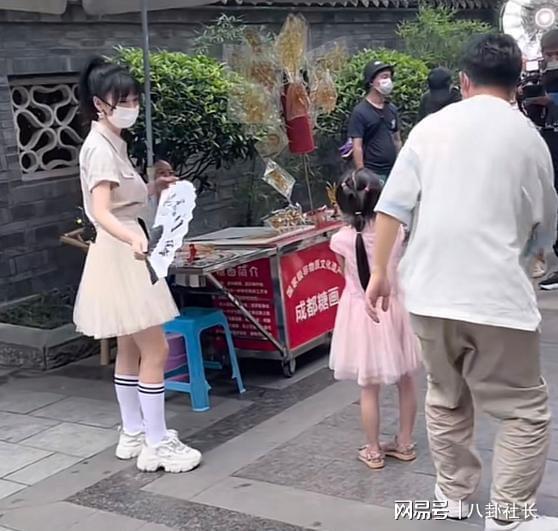 柳岩成都闹市街头录节目,40出头穿jk裙,获赞少女气质毫无违和感